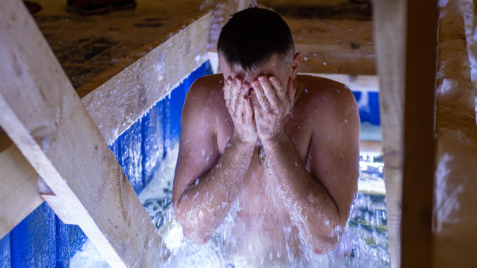 Голые купаются на крещение - порно фото albatrostag.ru