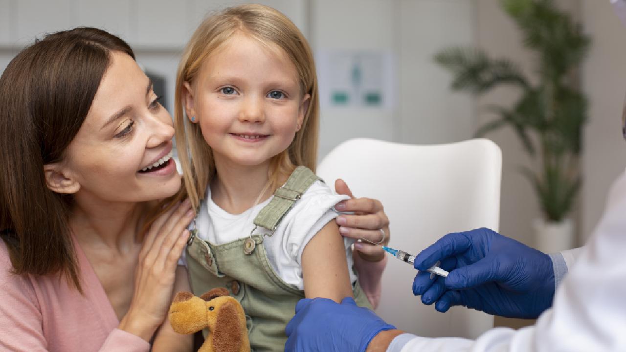 Календарь прививок для детей 2024: в каком возрасте и когда точно  вакцинировать ребенка