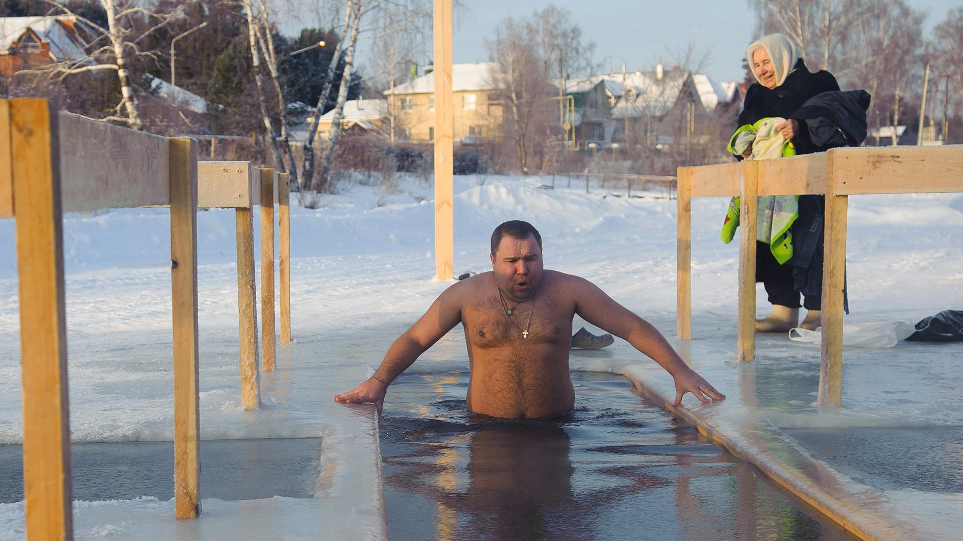 На крещенских купаниях женщину течением унесло под лед. Ее тело нашли 10 дней спустя