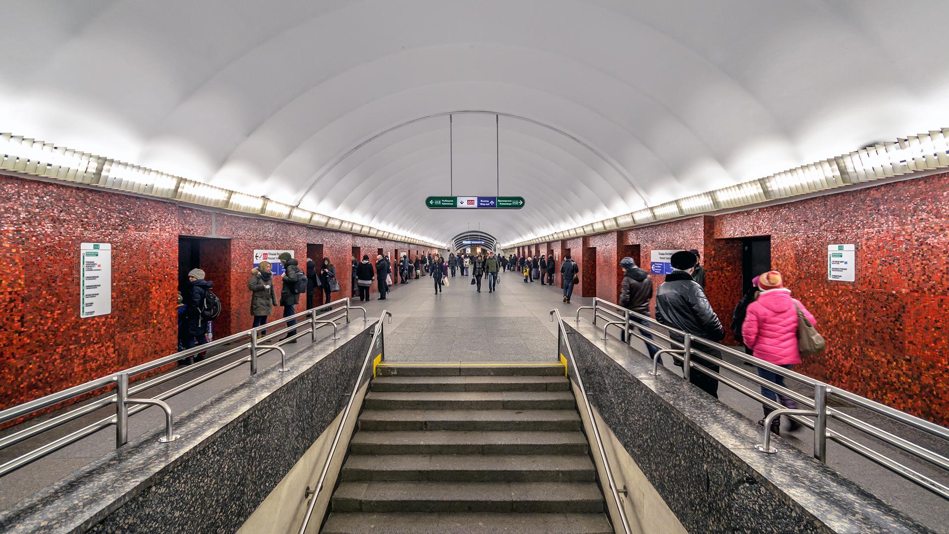 Маяковская метро переход. Станция метро Маяковская Питер. Петербургский метрополитен станция Маяковская. Вестибюль метро Маяковская. Станция площадь Восстания переход на станцию Маяковская.