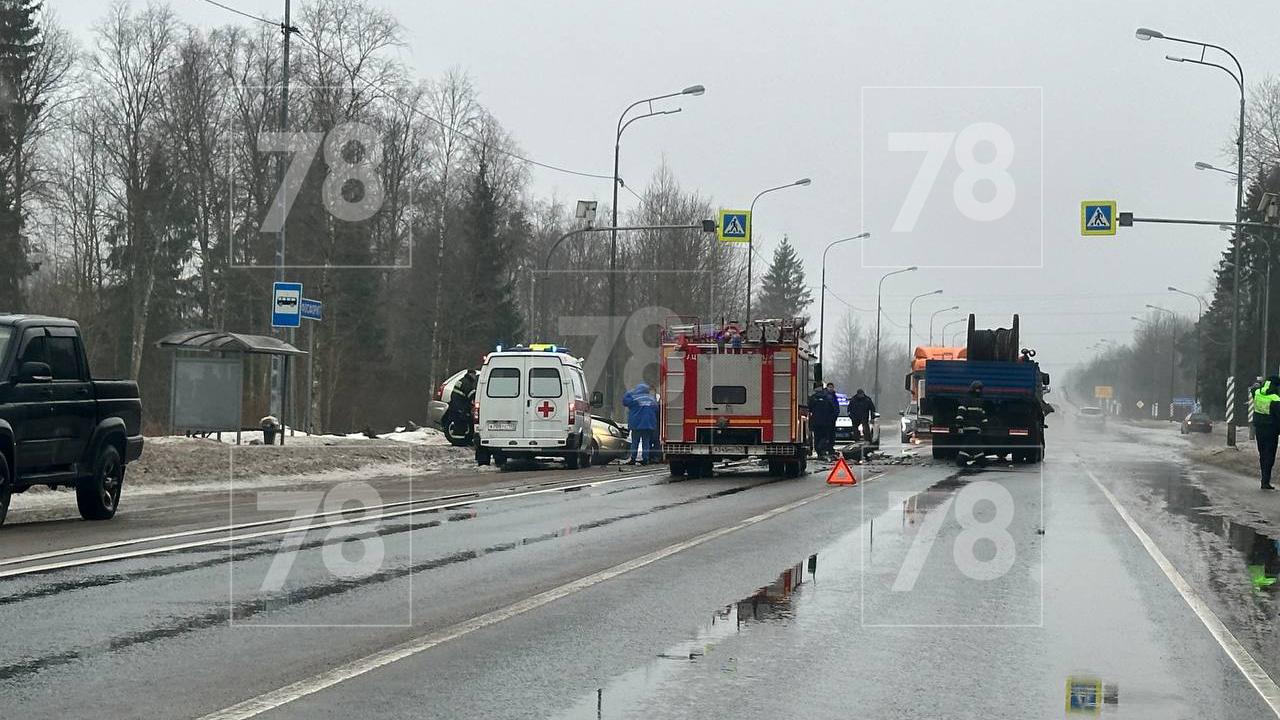 Жёсткое ДТП с грузовиком и легковушкой произошла возле Ивангорода