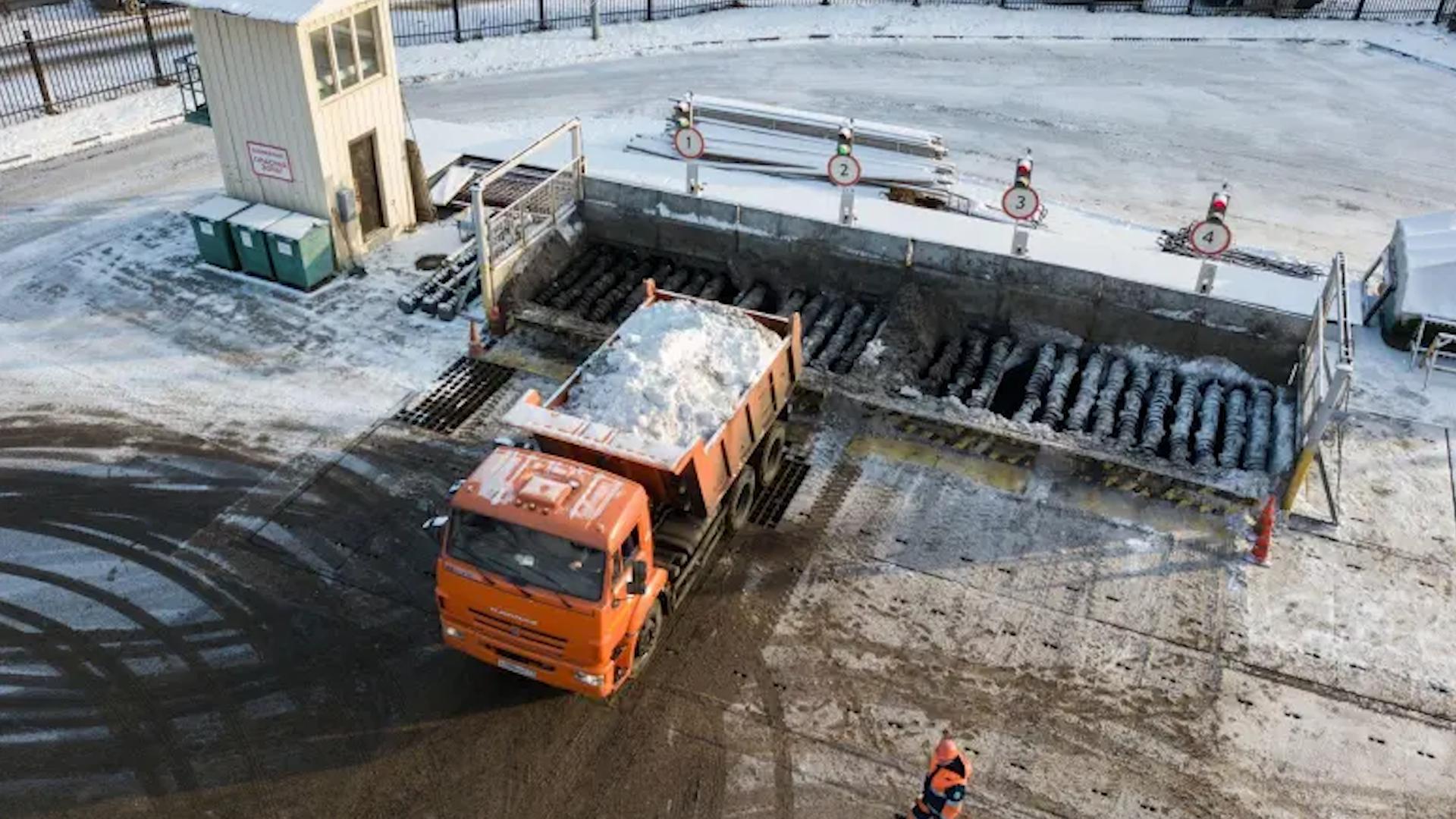 В Петербурге уничтожили вдвое больше снега, чем прошлой зимой