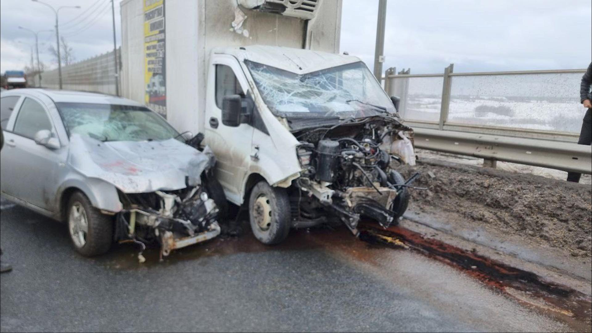 Отлетевшее колесо стало причиной массовой аварии в Ям-Ижоре