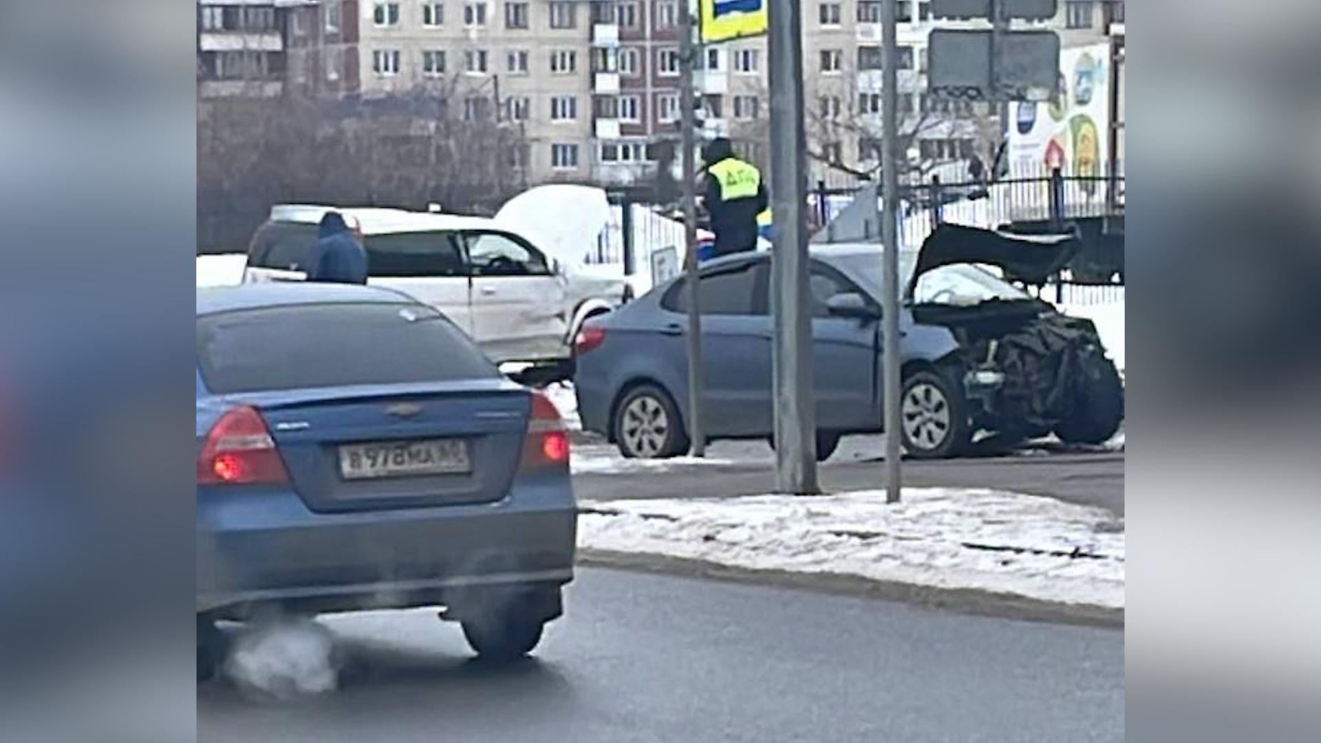 Два человека пострадали в аварии на юго-западе Петербурга