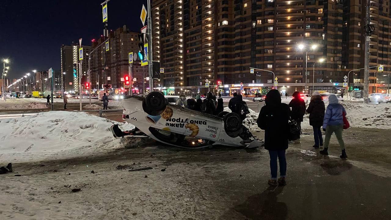 Такси «припарковалось» на крышу на тротуаре в Мурино – видео