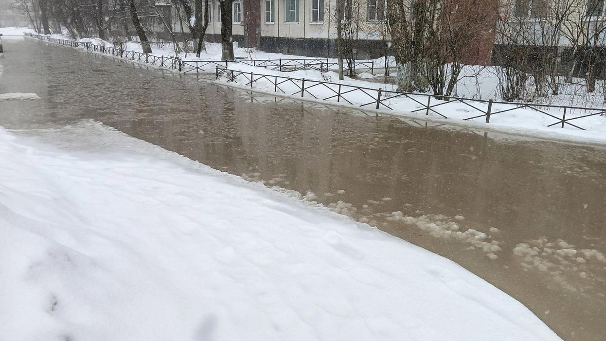 На улице Летчика Пилютова в Красносельском районе произошёл прорыв  теплосетей