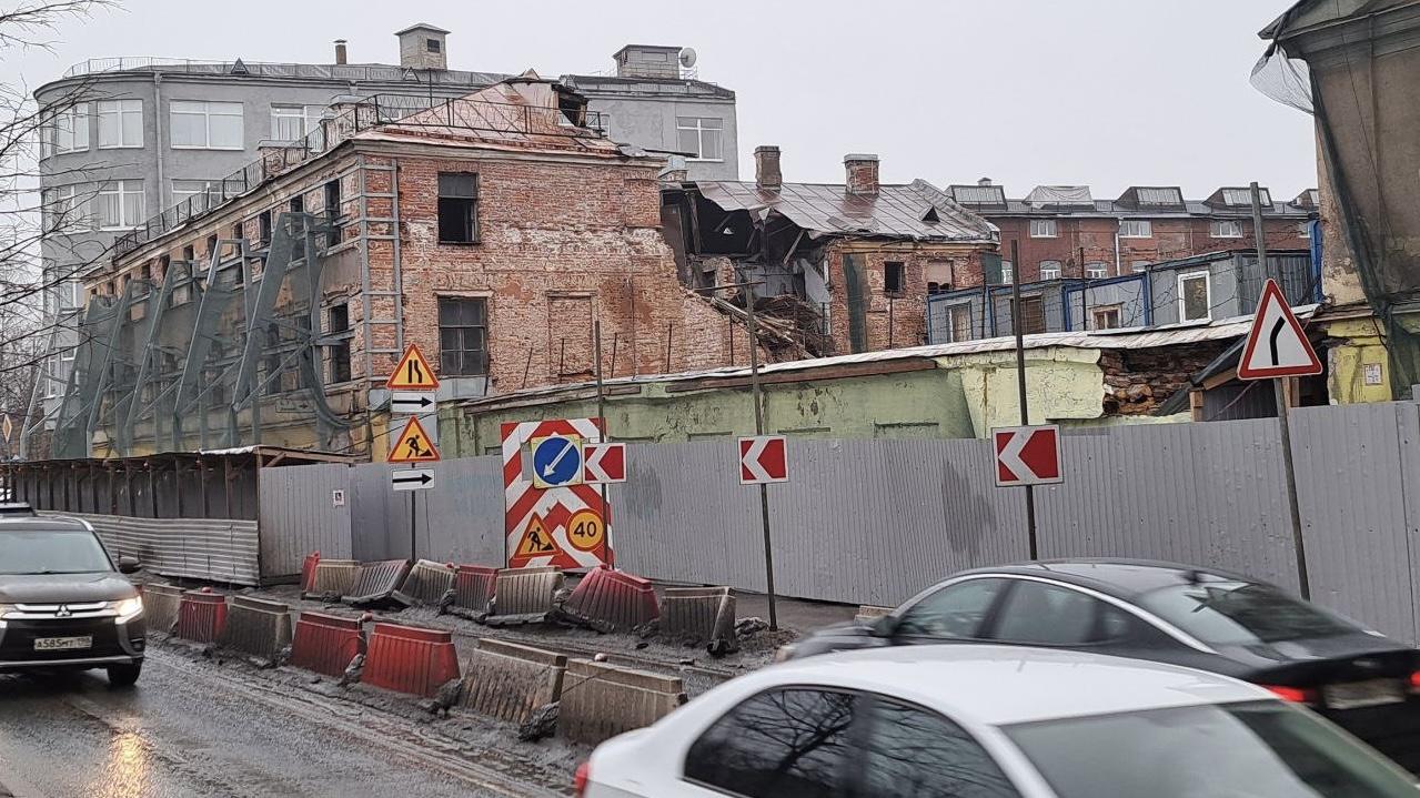 Возле Дома Шрёдера на Васильевском острове заметили тяжёлую технику