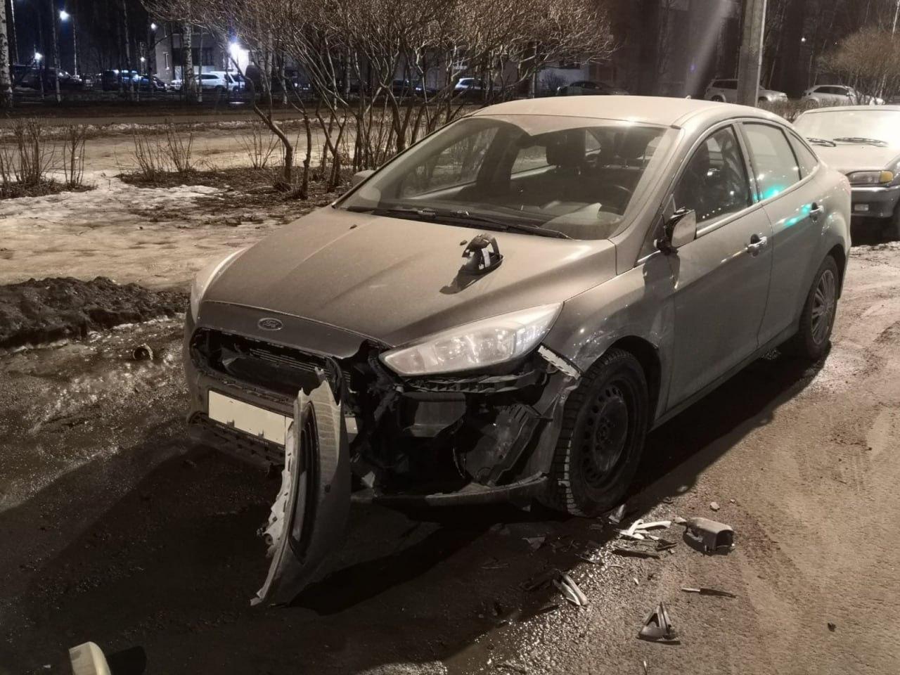 В Петербурге задержали пьяного таксиста, протаранившего припаркованные  автомобили