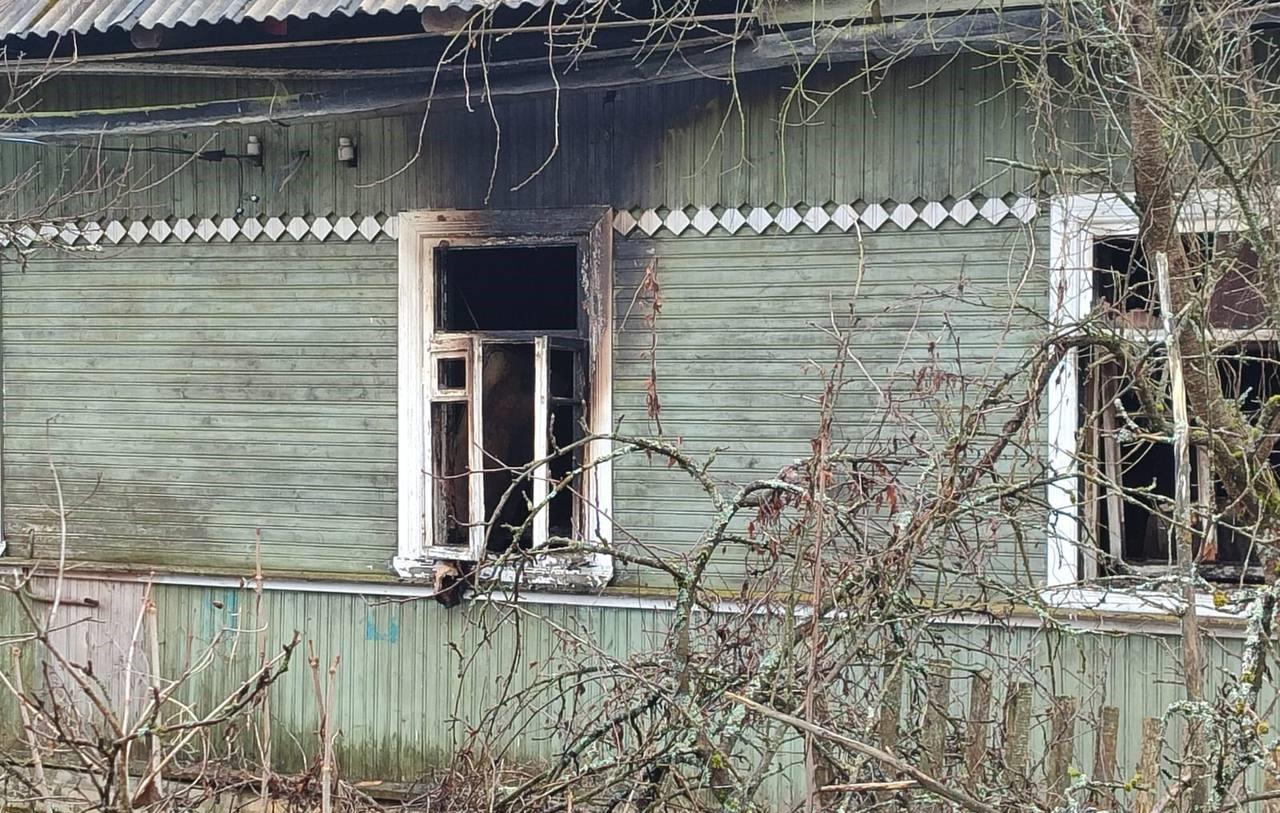 Полиция возбудила дело после пожара в частном доме в Луге, где погибли два  человека