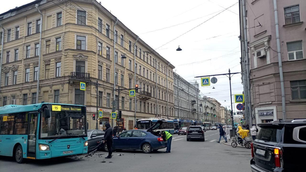 На Суворовском проспекте собралась пробка из-за ДТП с автобусом