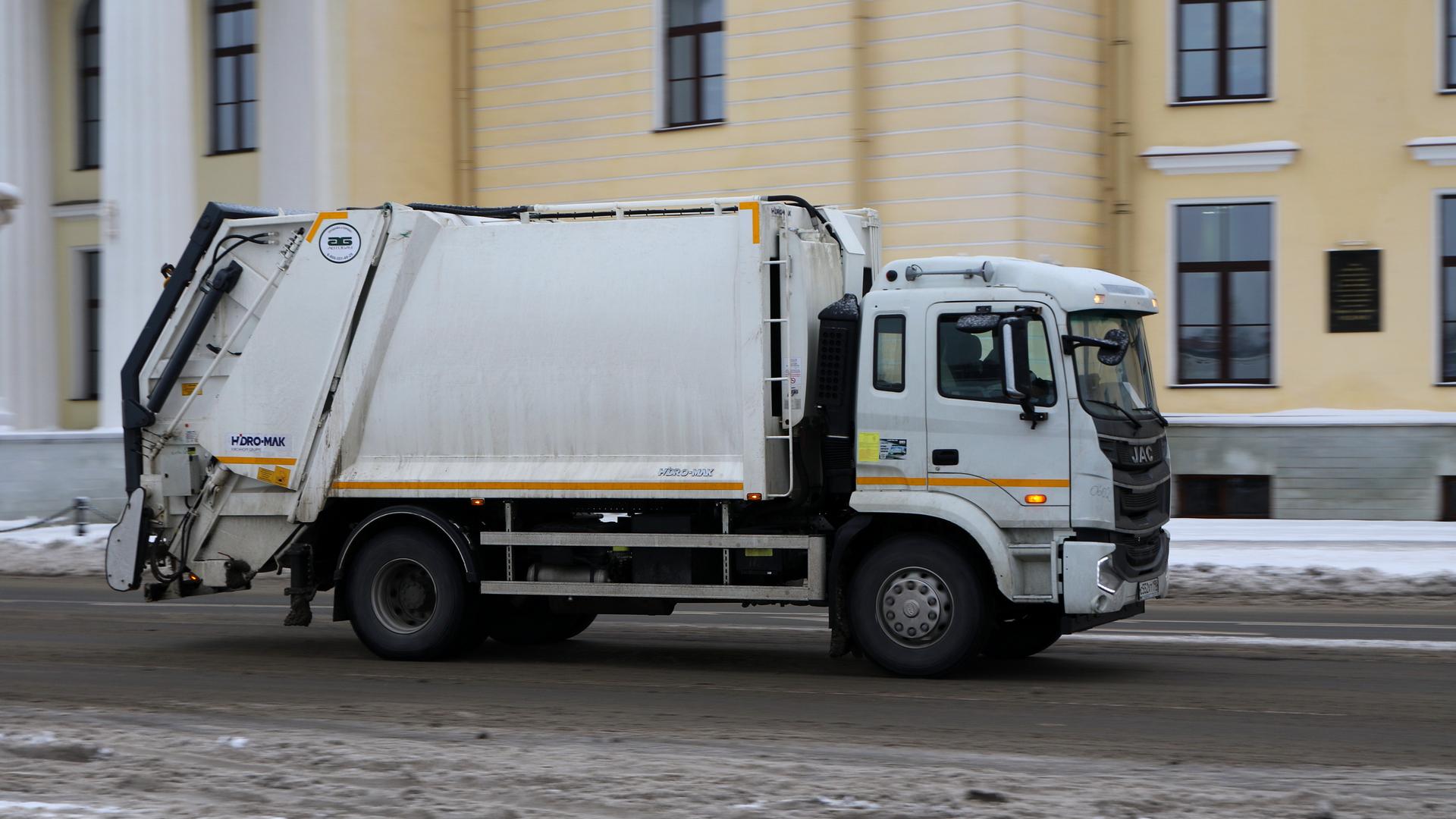 Мусоровоз сбил подростка в Московском районе