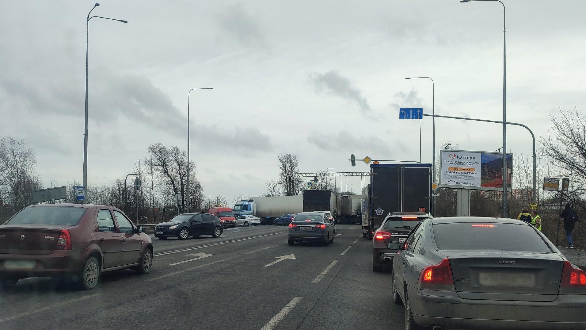 Столкнувшиеся фуры практически «намертво» перегородили Московское шоссе