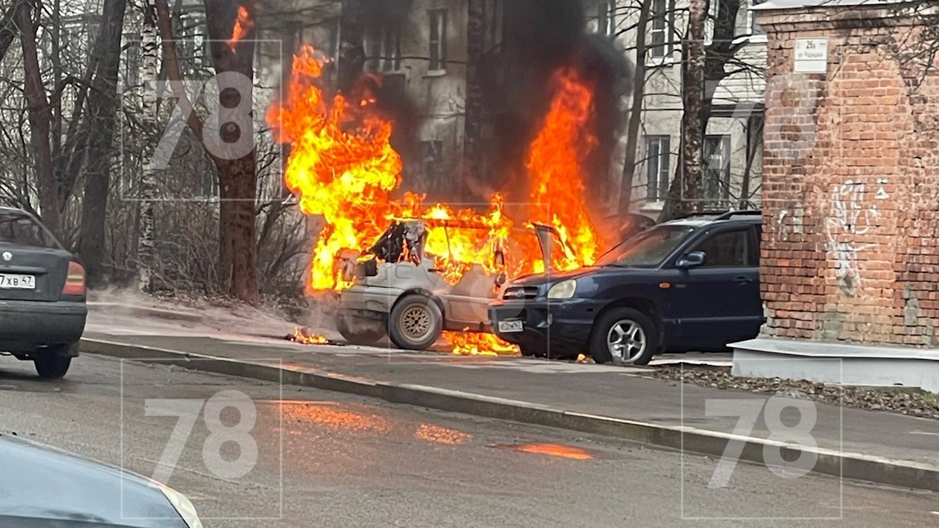 Пламя охватило легковушку в Гатчине – видео