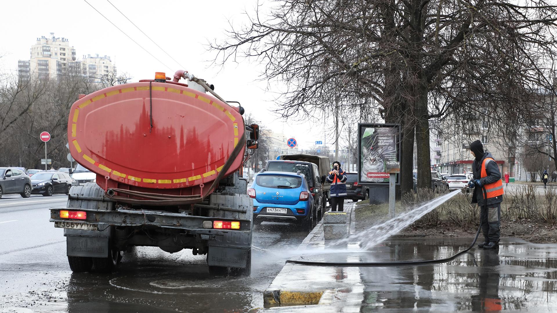 Дорожники начали отмывать улицы Петербурга после зимы