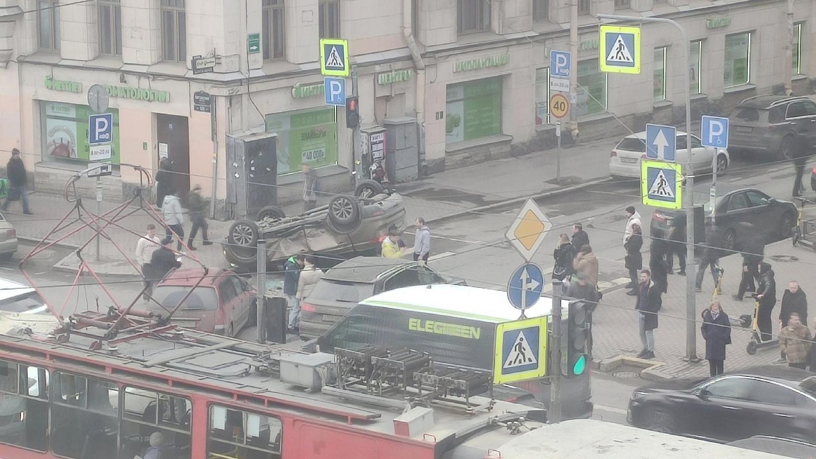 На перекрёстке в центре Петербурга перевернулась иномарка