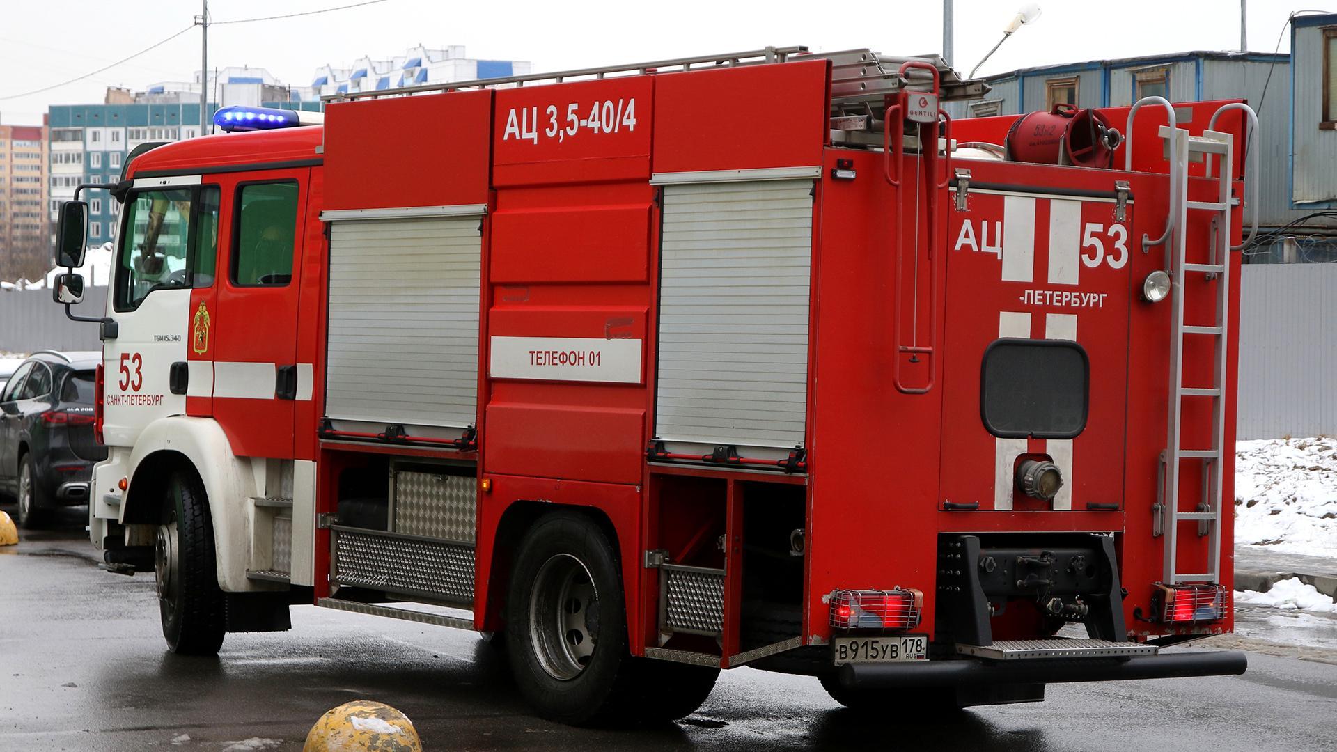 Десять гаражей полыхают во Фрунзенском районе Петербурга