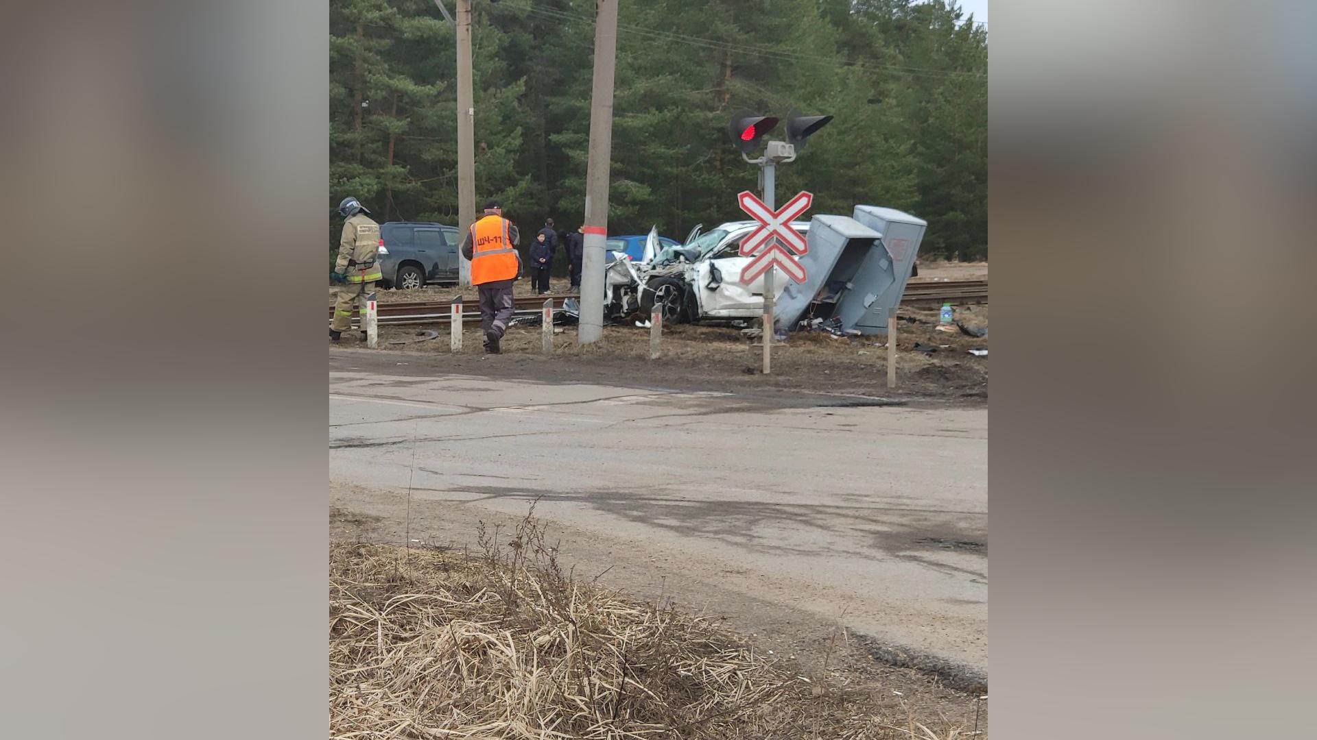 Электричка из Петербурга врезалась на переезде у станции Громово в  автомобиль