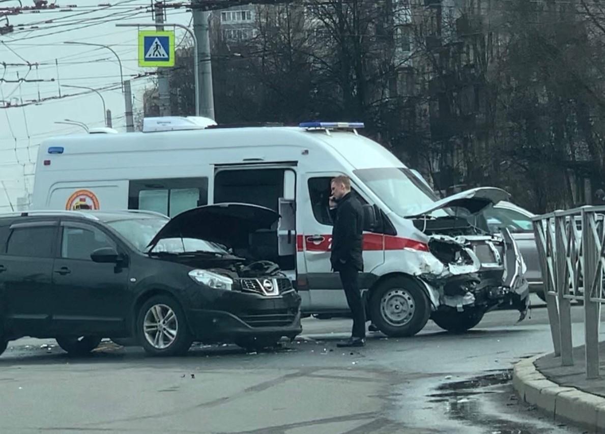 Врач пострадала в столкновении автомобиля скорой с иномаркой на улице Белы  Куна — видео