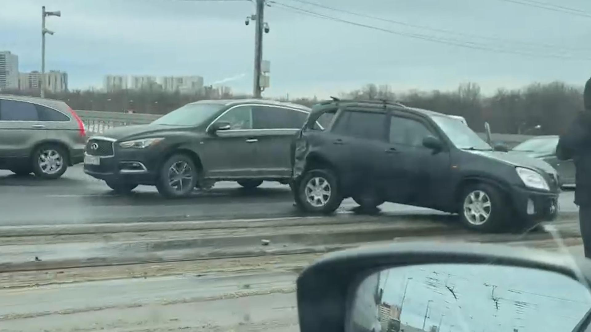 Массовая авария произошла в пятницу на Володарском мосту — видео