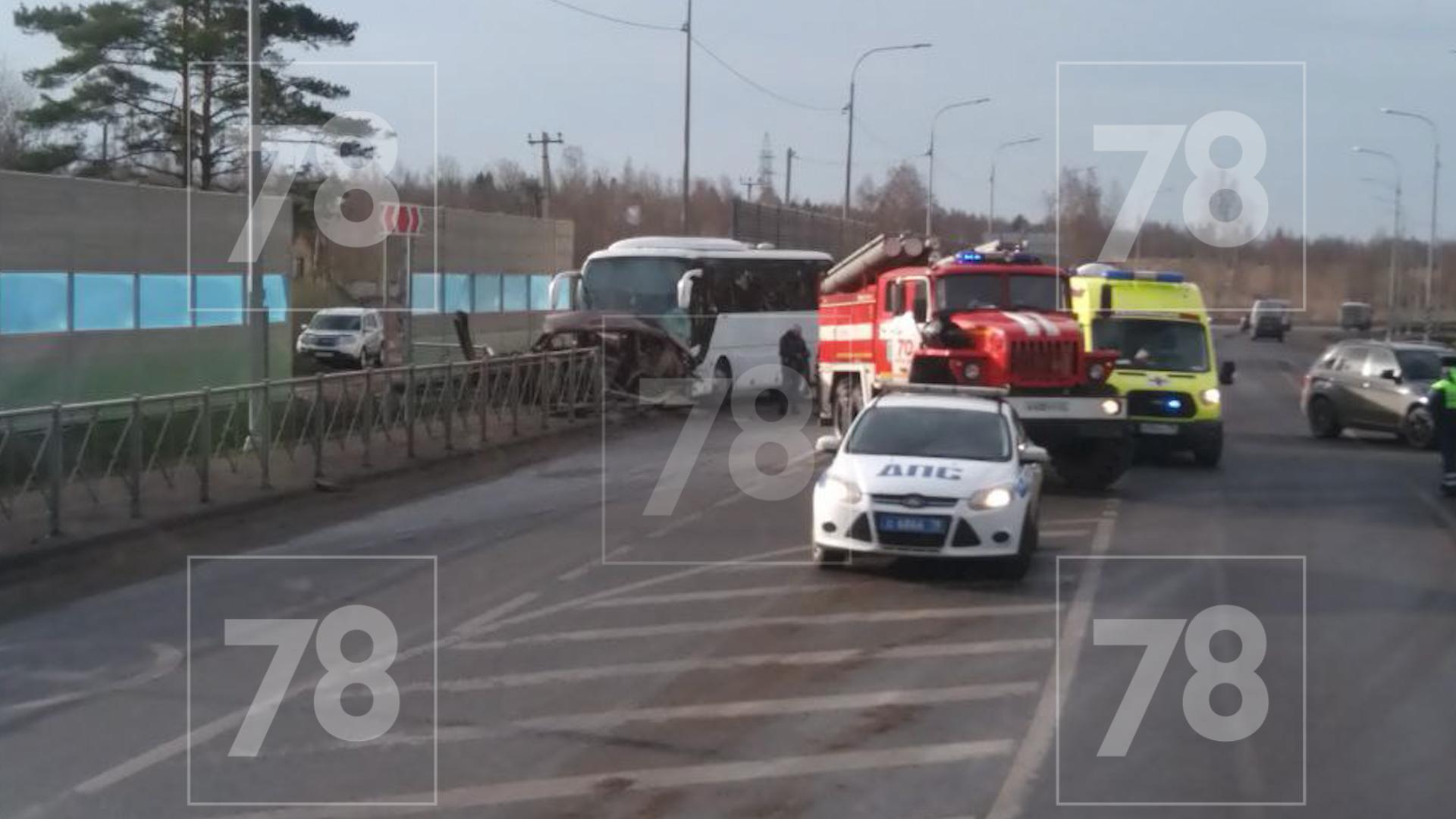 Один человек погиб в аварии с автобусом под Усть-Лугой