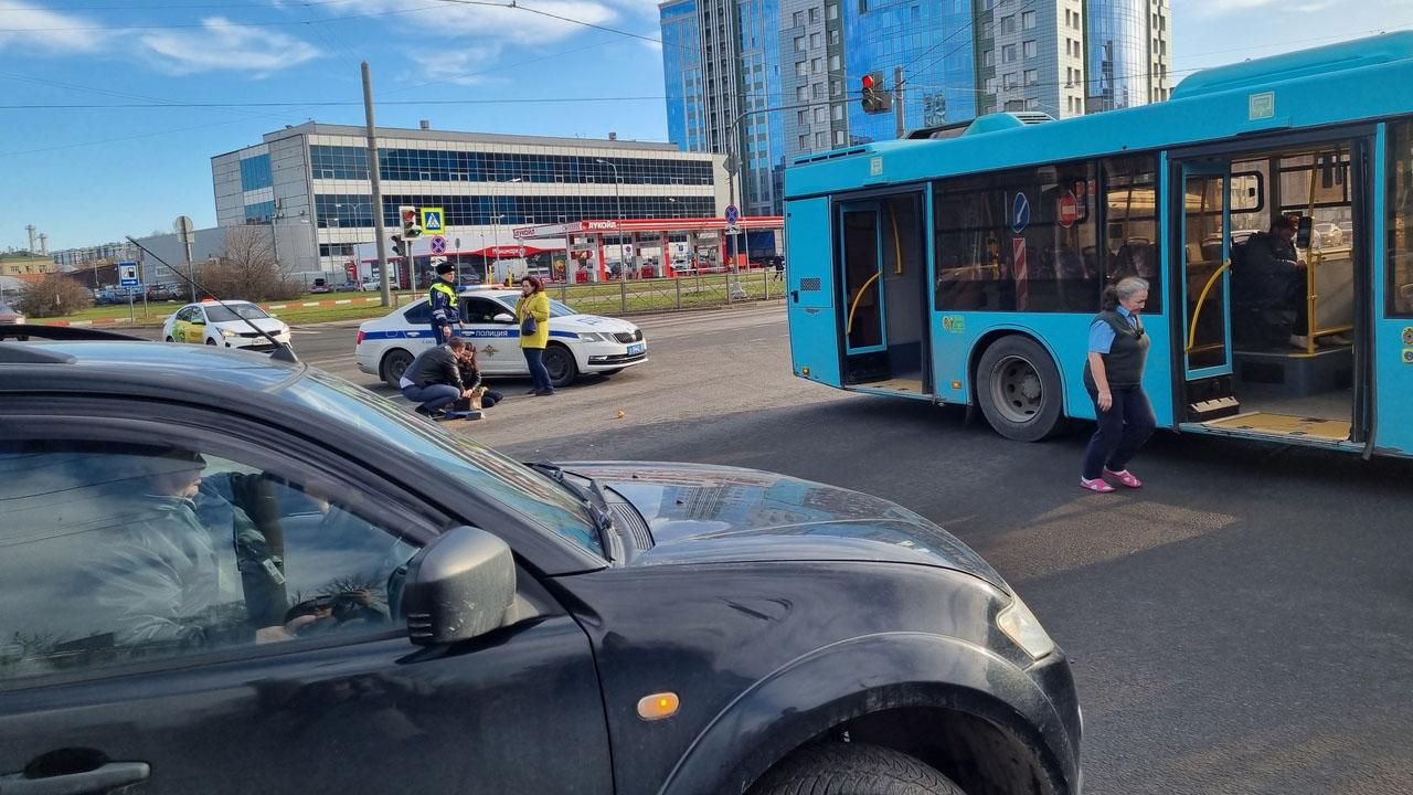 Автобус снёс девушку при повороте на углу Благодатной и Новоизмайловского —  видео