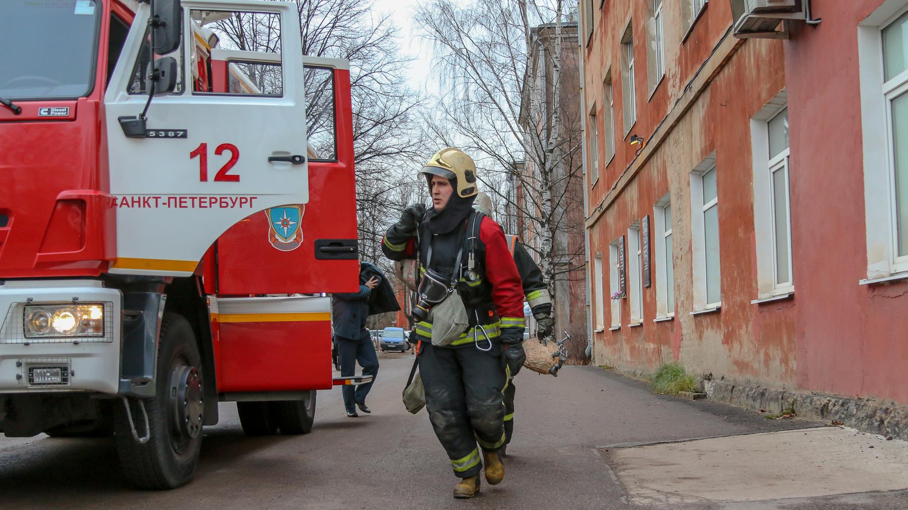 Более 10 человек эвакуировали из-за пожара в доме на Тимуровской улице