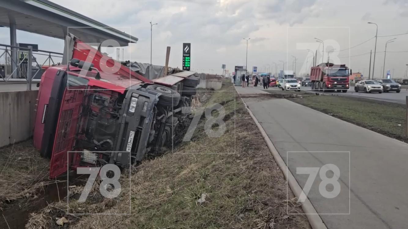 Авария с автобусом и фурой остановила движение по Пулковскому шоссе