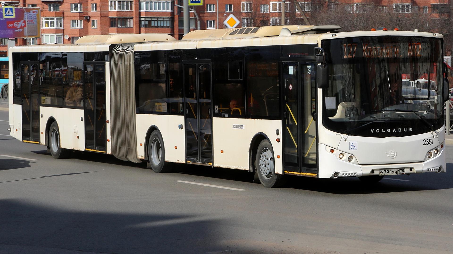 Петербуржец получил 240 часов обязательных работ за раздвинутые в автобусе  ноги