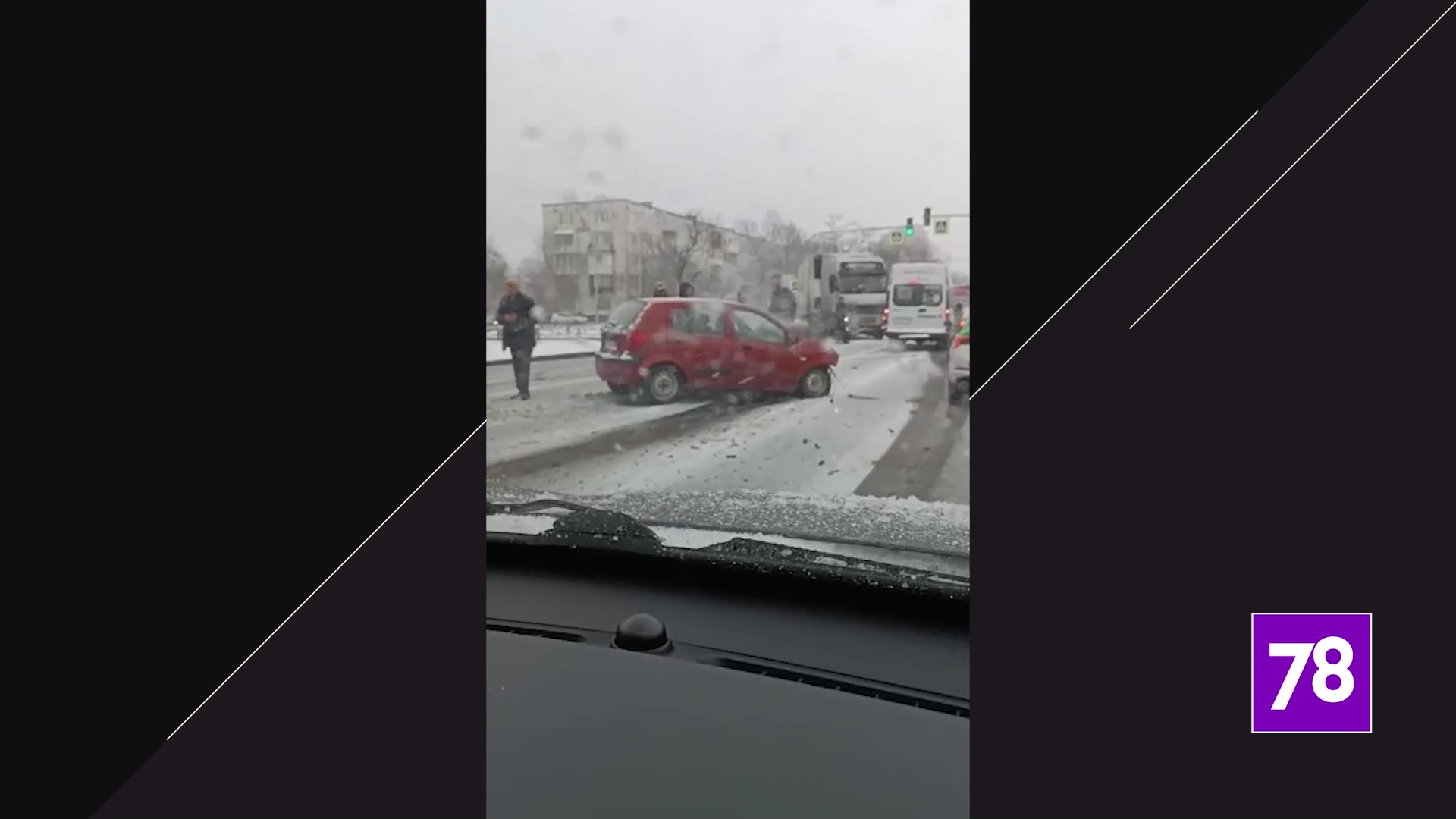 Водитель вылетел из машины, снёсшей знаки и светофор в результате ДТП в  Петербурге