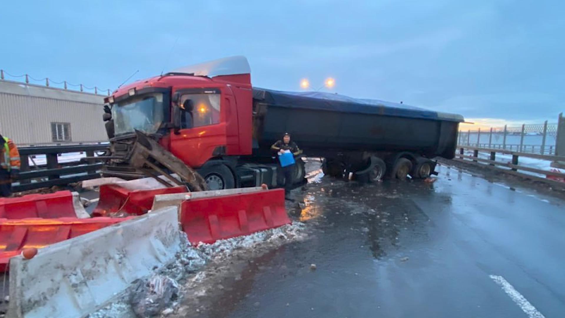 Автобус с рабочими съехал в кювет в Ленобласти, пострадали 10 человек