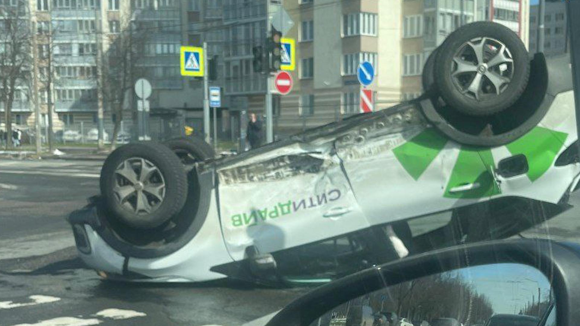 Каршеринг завершил аренду на крыше после ДТП в Красногвардейском районе –  видео