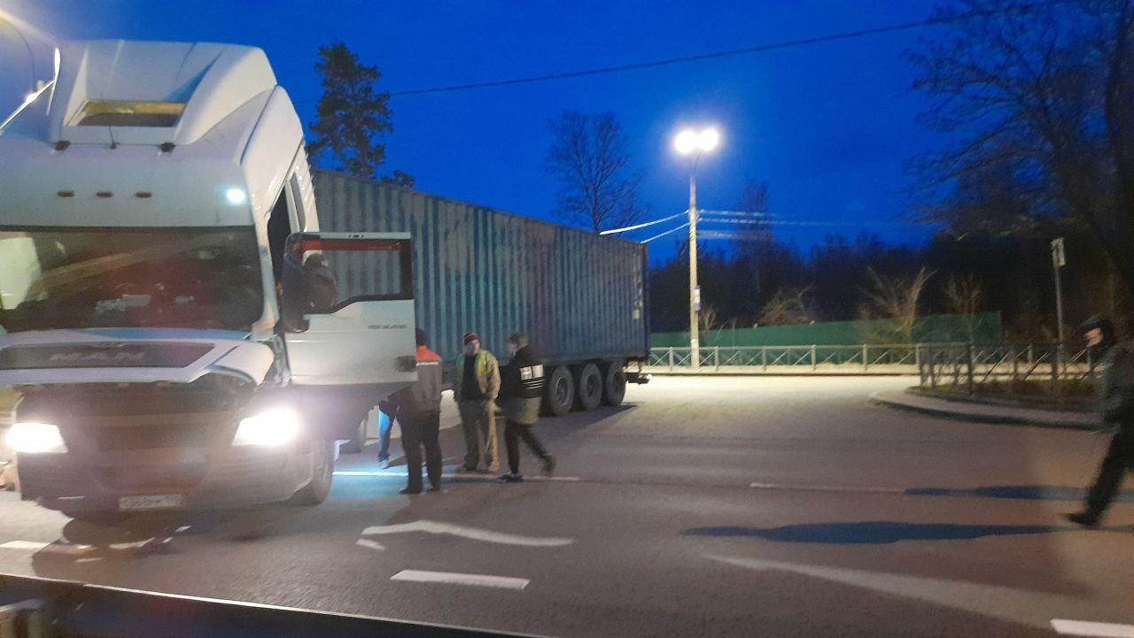 Авария с большегрузом стала причиной большой пробки на Приморском шоссе