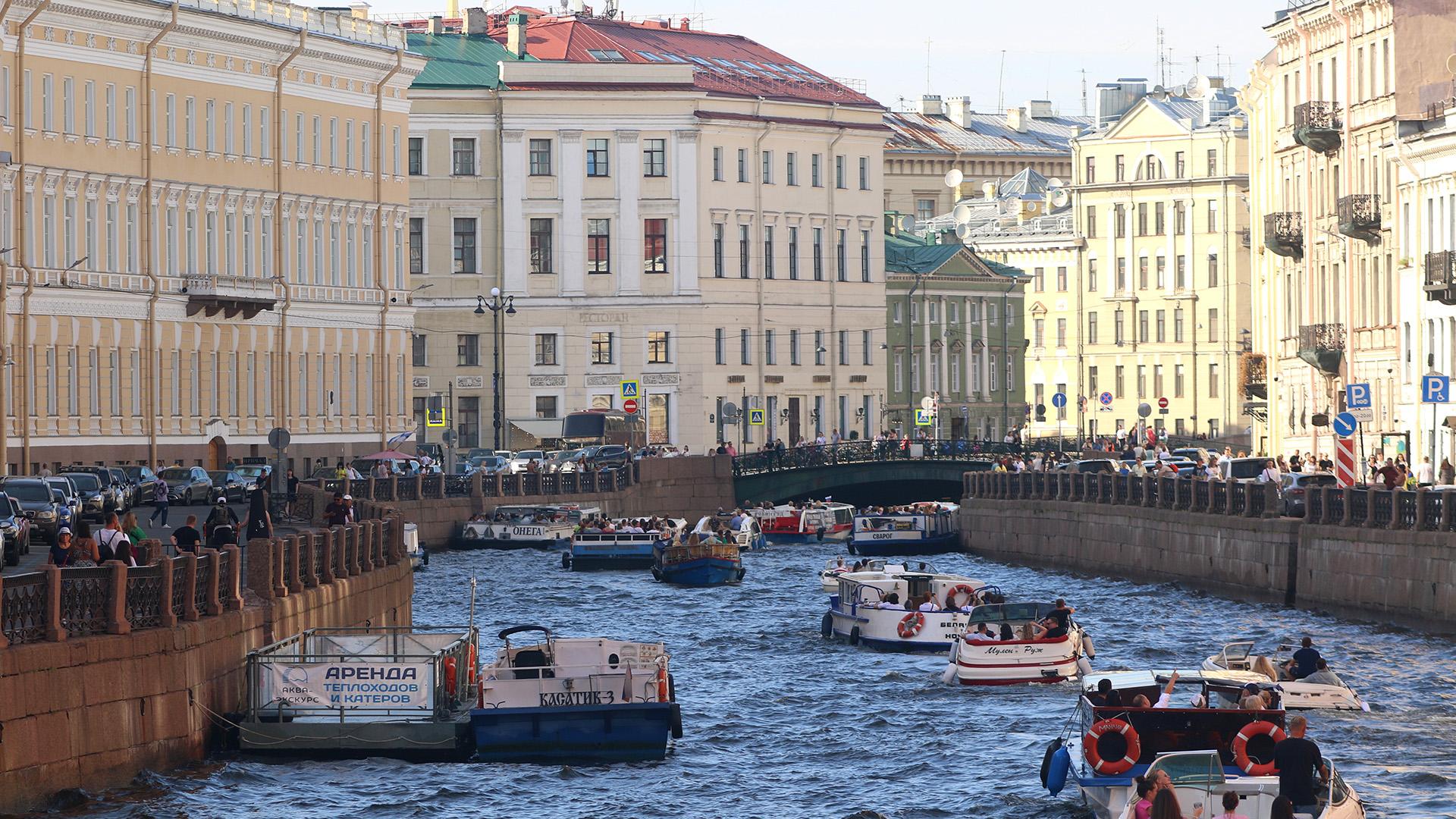 Стало известно, когда и где в Петербурге запустят водные паромы