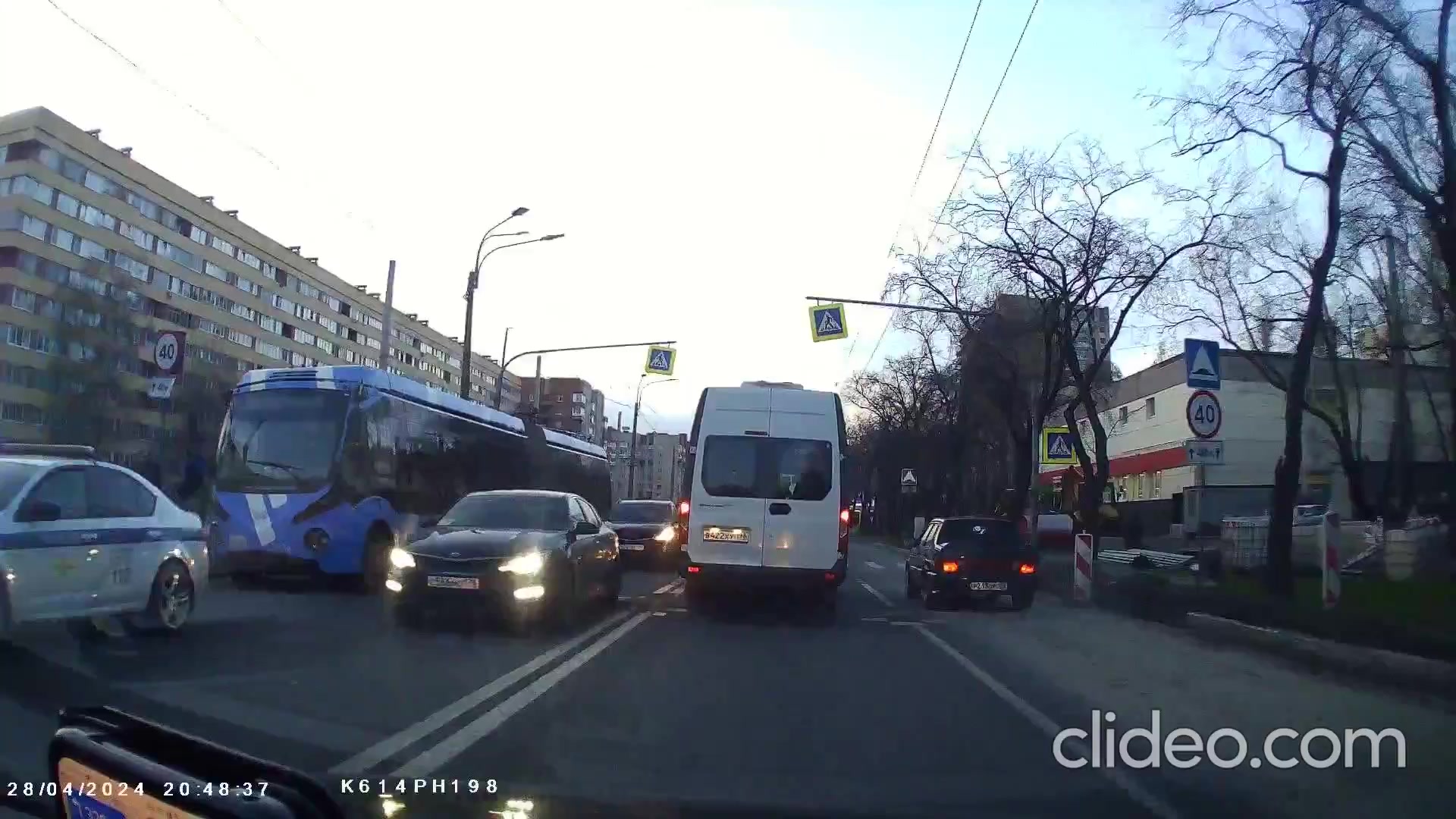 Мужчина погиб под колёсами троллейбуса на улице Зины Портновой - видео |  78.ru