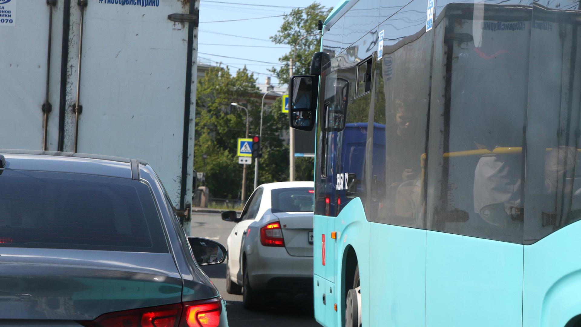 ДТП на въезде в Кронштадт привело к транспортному затору