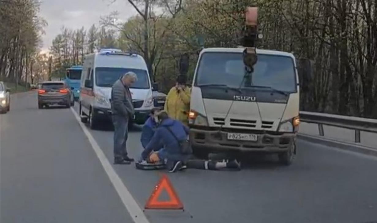 Эвакуатор переехал человека в Красном Селе