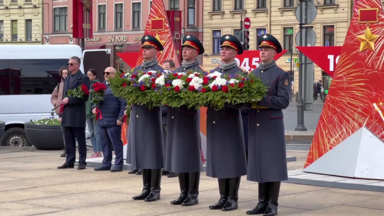 К обелиску «Городу-герою Ленинграду» на площади Восстания возложили цветы