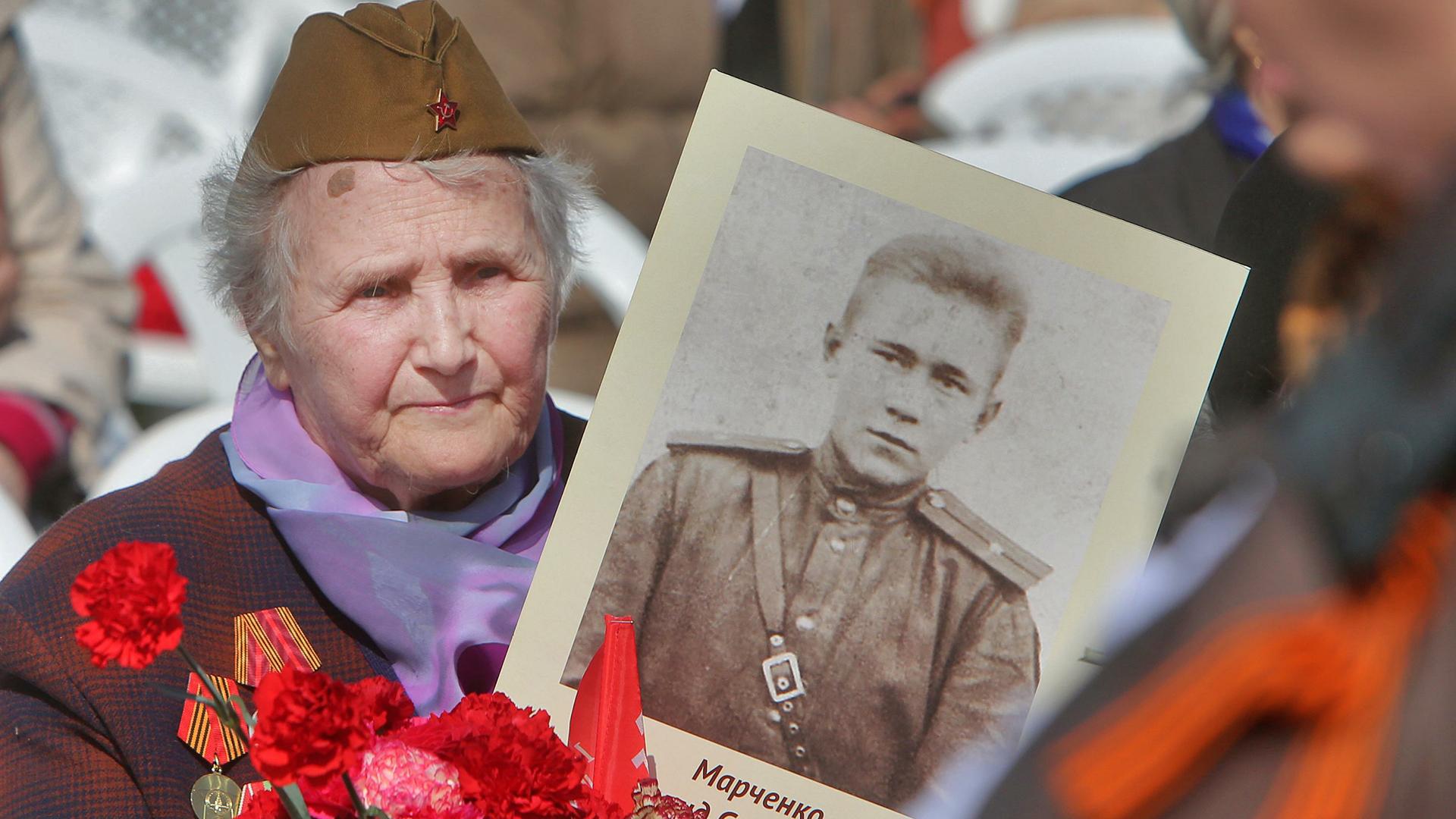 Шествие бессмертного полка 2022 в москве. Иллюстрация к бессмертному полку. О памяти бессмертного полка. Надпись для бессмертного полка. Портрет для бессмертного полка.