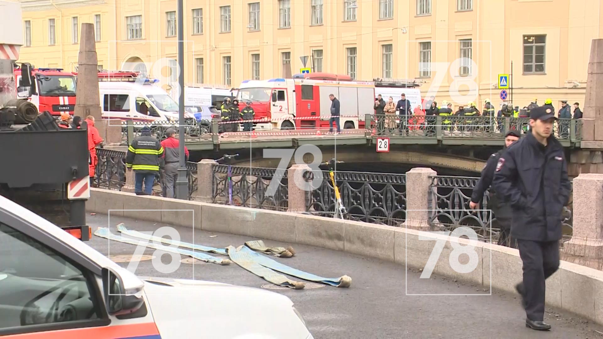 Автобус упал в Мойку с Поцелуева моста в Петербурге