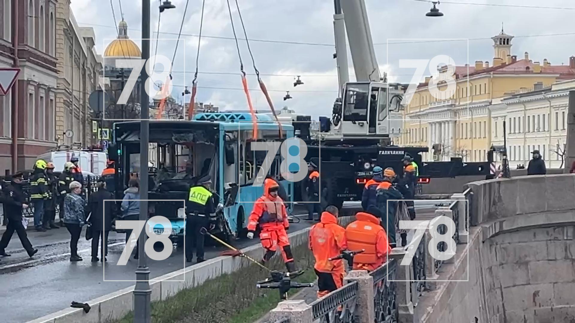 Водитель утонувшего в мойке автобуса задержан в качестве подозреваемого