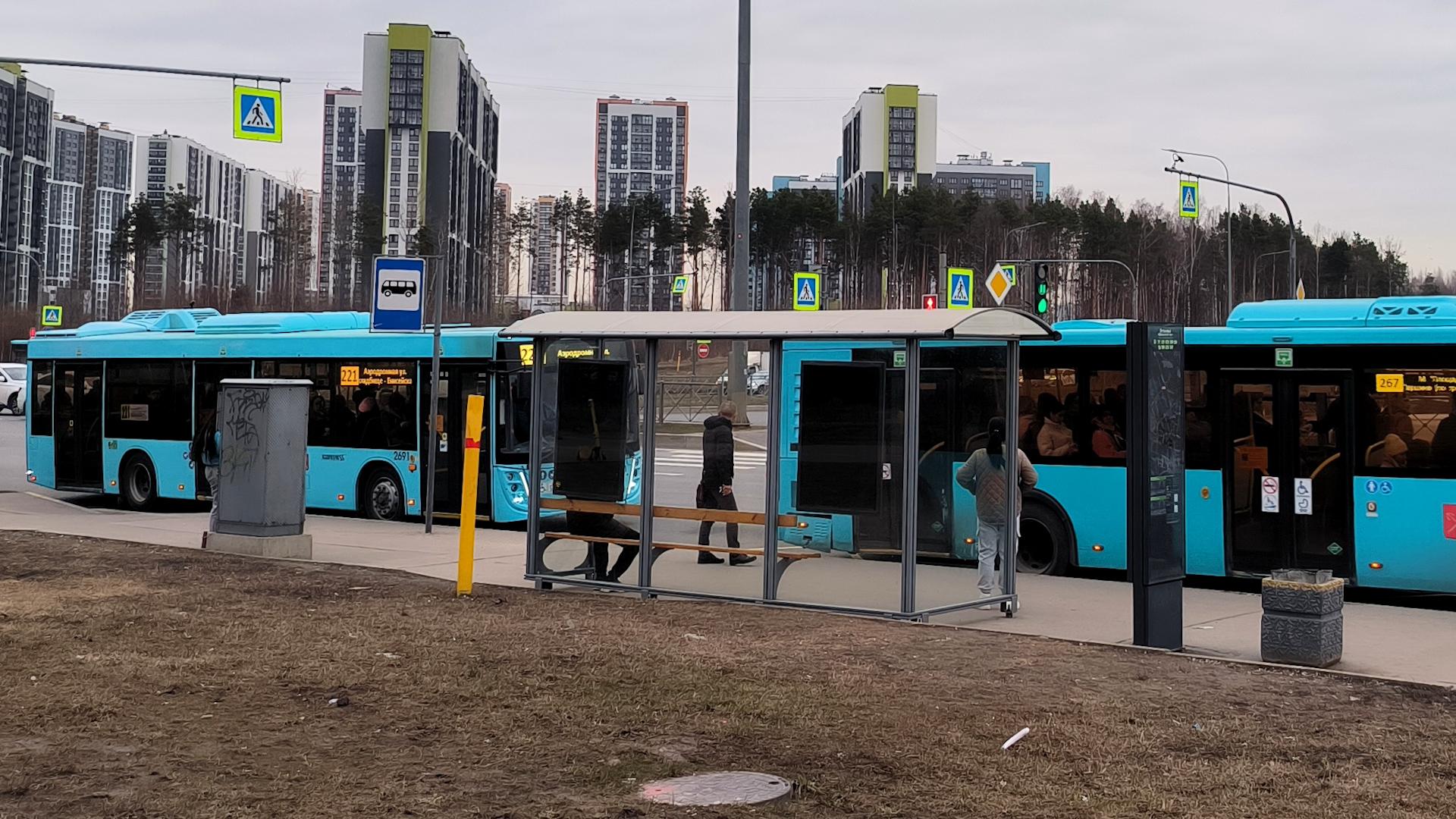 Очевидцы: лазурный автобус задымился на площади Конституции в Петербурге