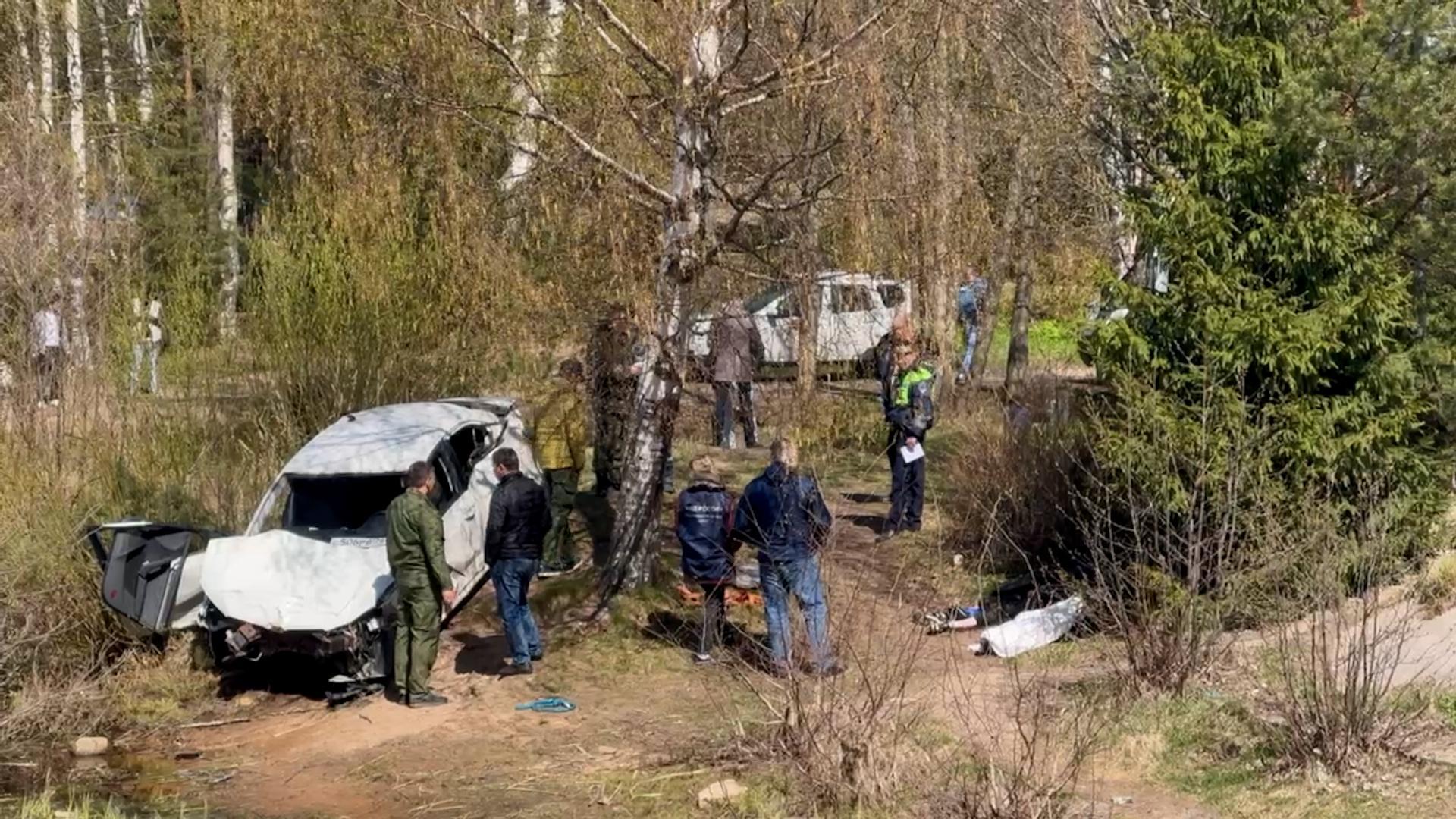 Автобус упал с Поцелуева моста, подростки утонули в машине: главные ДТП  недели