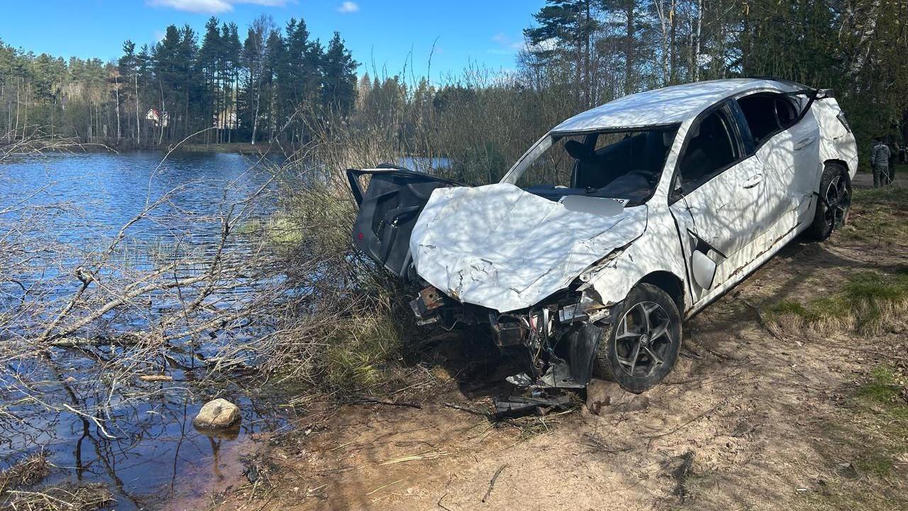 Одного подростка из упавшей в реку легковушки в Рощино до сих пор ищут