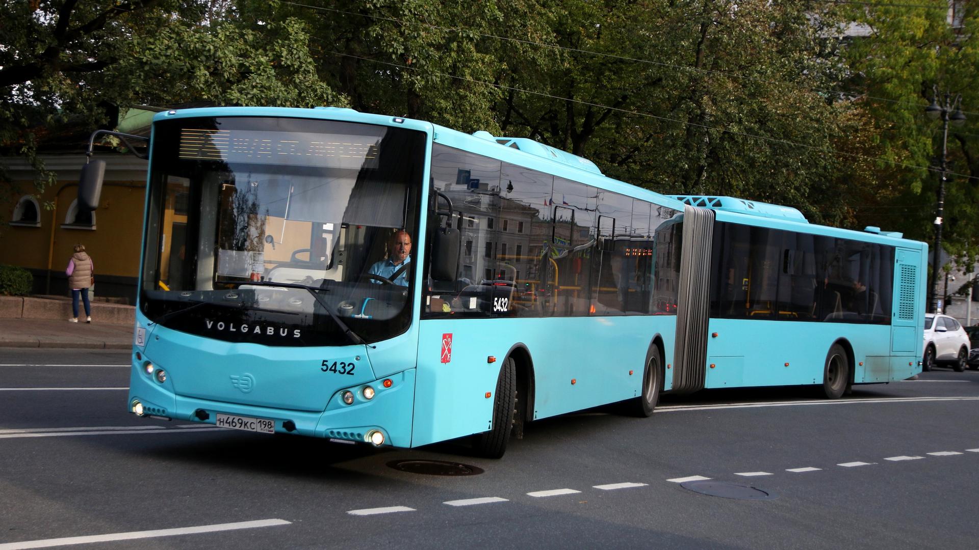 В Петербурге на голову 11-летнему ребёнку в автобусе упала оторвавшаяся  дверь