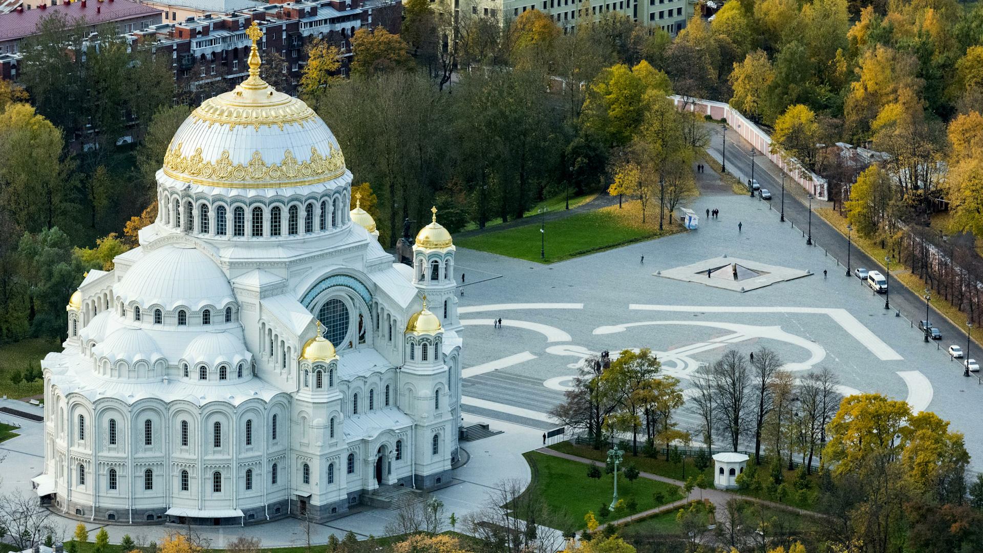 В Кронштадте ребёнок с самокатом попал под колёса иномарки