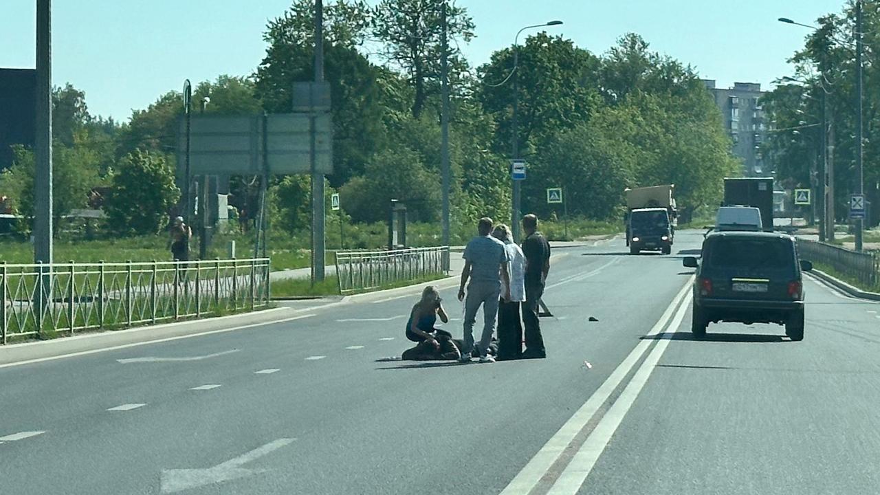 Столкнувшиеся легковушки заняли две полосы на КАД – видео