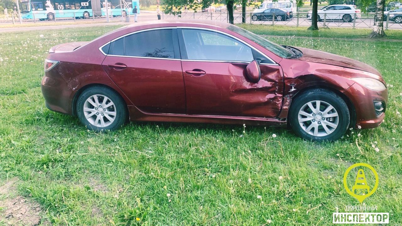 Пешеход пострадал при столкновении двух автомобилей на Галстяна – видео