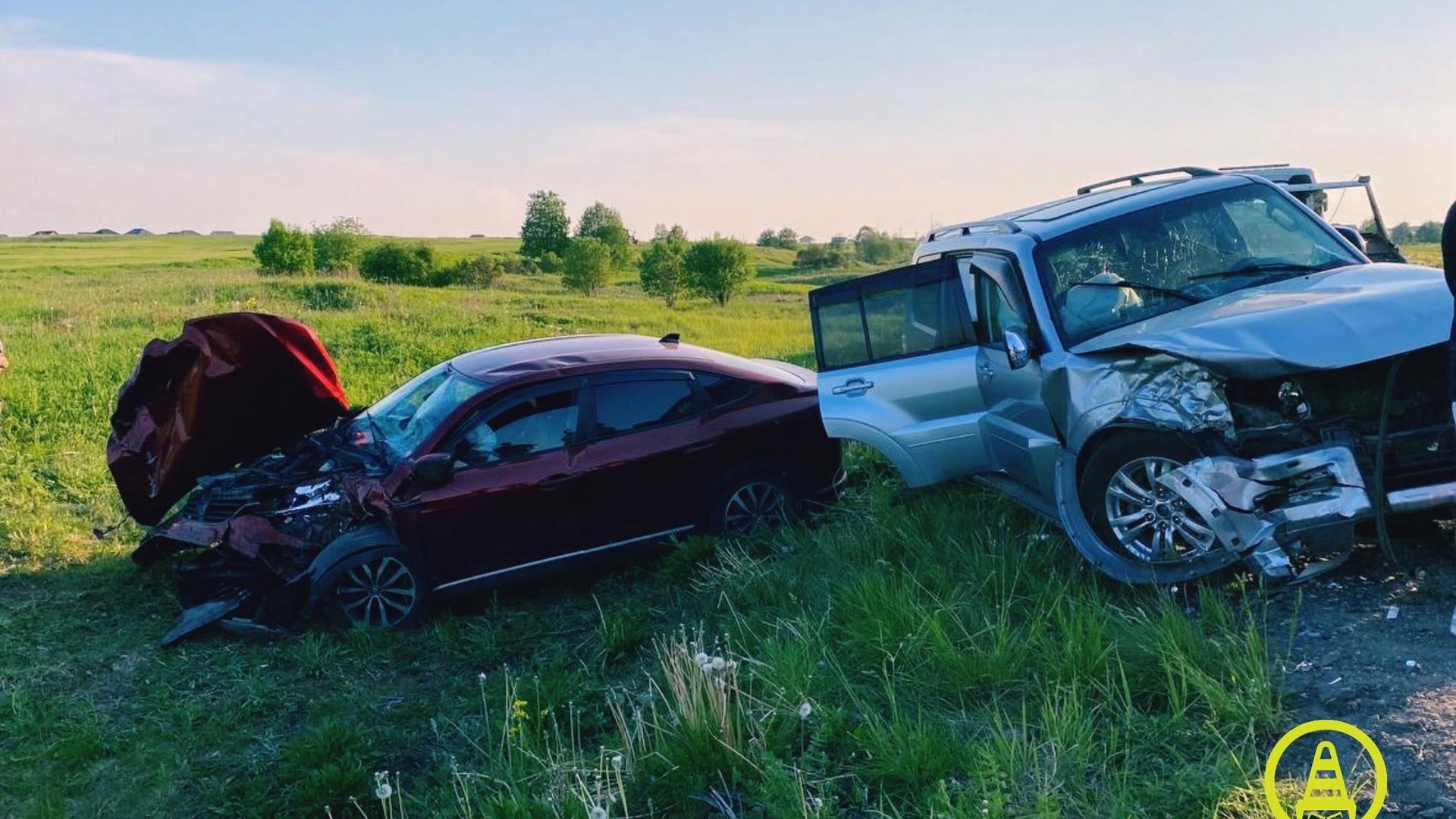 Автомобиль улетел в кювет после ДТП на встречной полосе у деревни Дятлицы