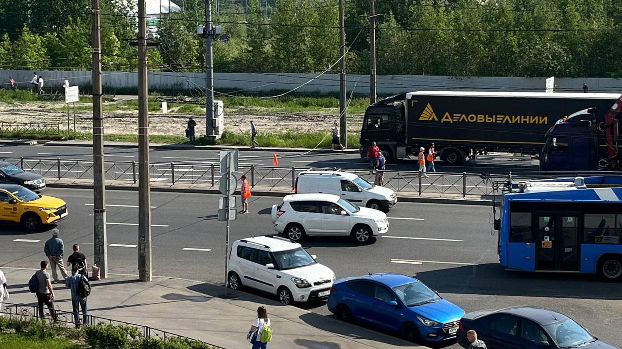 Манипулятор оборвал провода электропередач на Большевиков