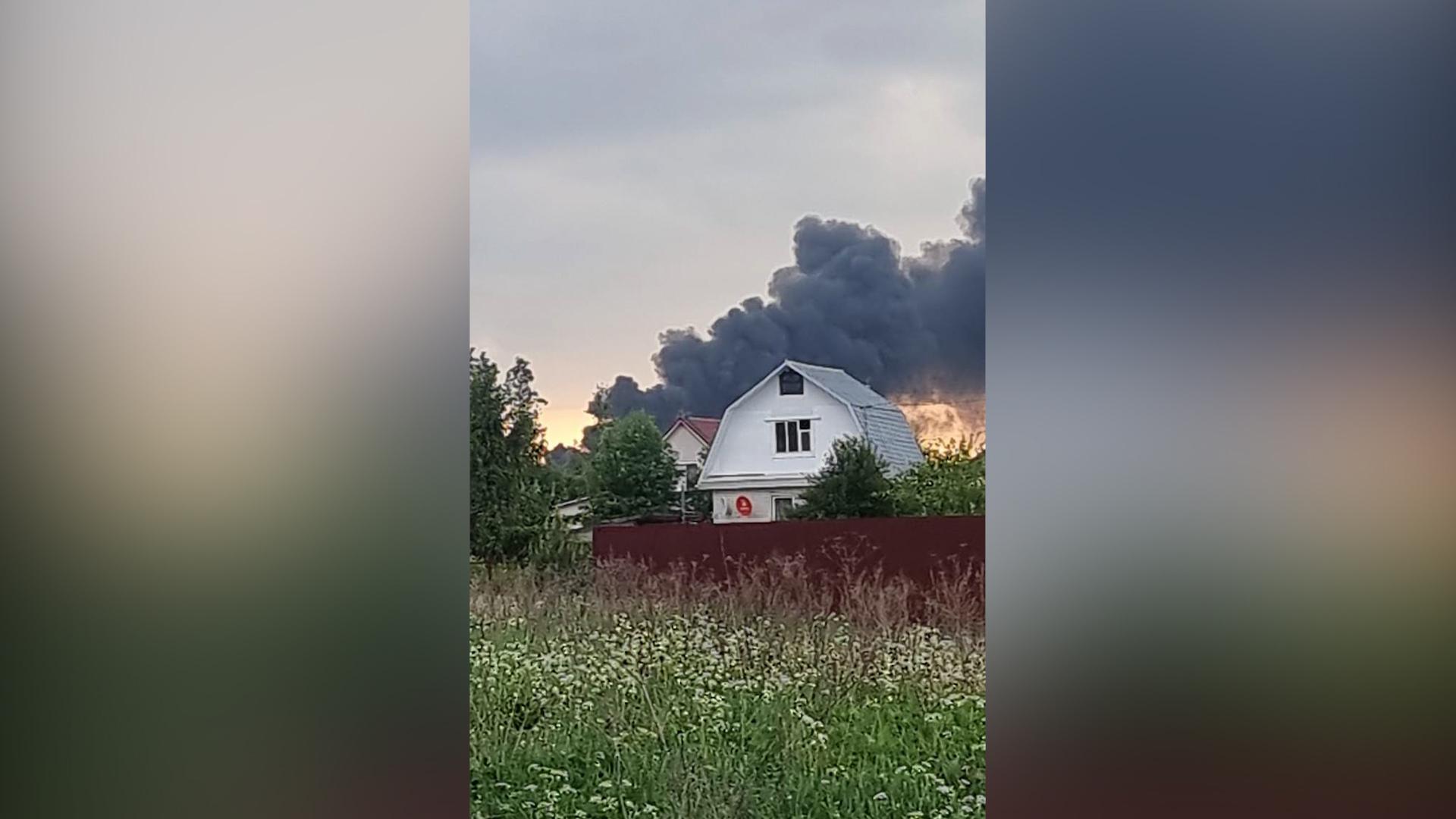 Пластиковые трубы горят на заводе в Ломоносовском районе